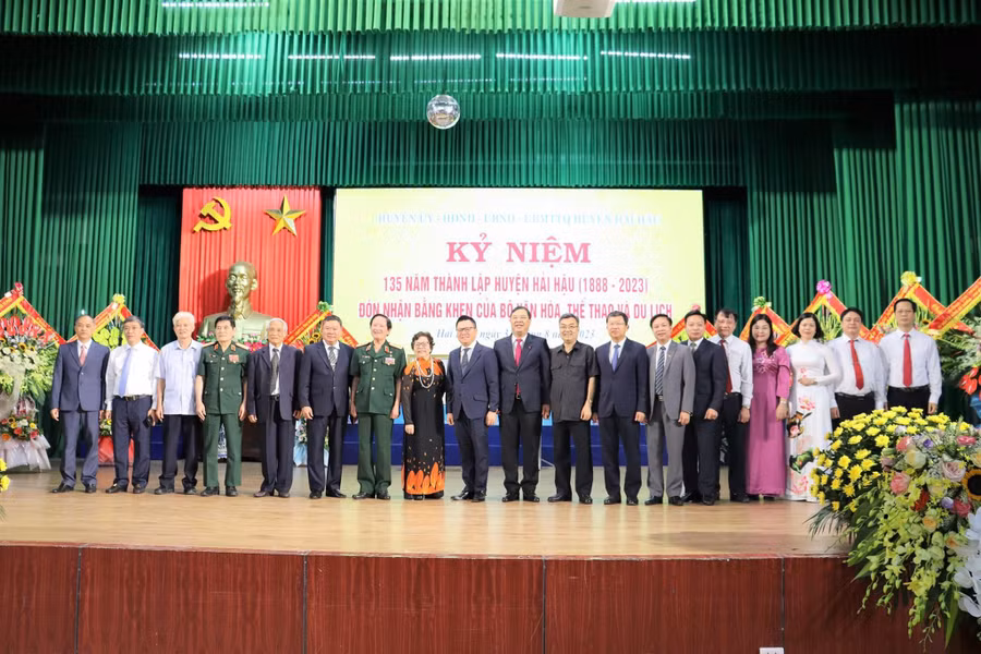 Các đại biểu về dự lễ kỷ niệm 135 năm thành lập huyện Hải Hậu và đón nhận bằng khen của Bộ Văn hóa, Thể thao và Du lịch hôm 31/8.