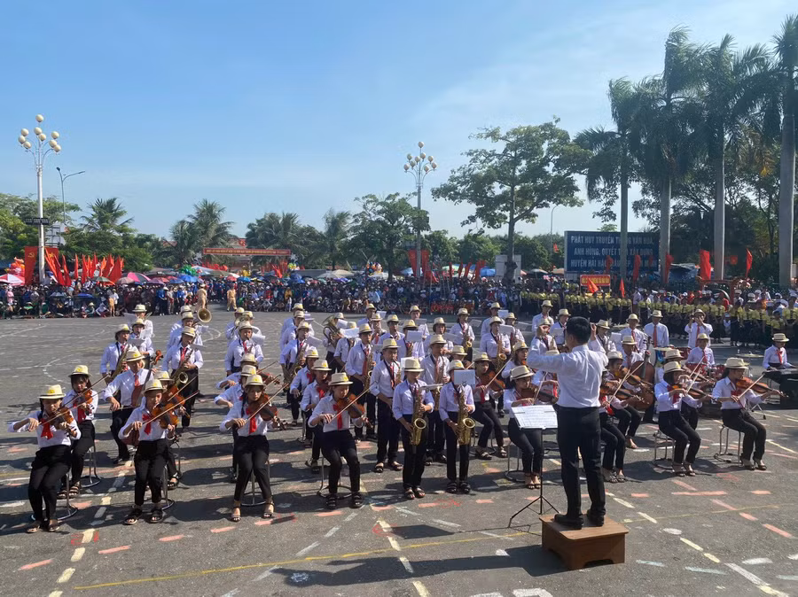 Thầy Nguyễn Chí Cao, Hiệu trưởng Trường THCS Hải Phương cho biết, trường đã cử gần 500 học sinh và giáo viên tham gia biểu diễn xếp chữ chào mừng ngày hội trong không khí vui tươi.
