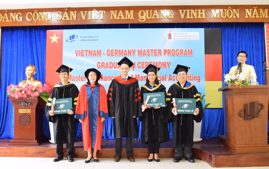 Học viên tốt nghiệp chụp ảnh kỉ niệm với lãnh đạo của hai trường