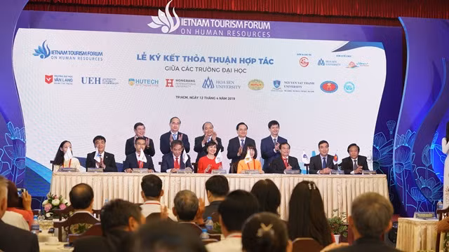 Tại Diễn đàn Nguồn nhân lực Du lịch Việt Nam 2019, 9 Trường ĐH có đào tạo nhân lực Du lịch trên địa bàn TPHCM đã ký kết hợp tác với nhau, hướng điến việc nâng chất lượng đào tạo và thống nhất chuẩn đầu ra Tại Diễn đàn Nguồn nhân lực Du lịch Việt Nam 2019, 9 Trường ĐH có đào tạo nhân lực Du lịch trên địa bàn TPHCM đã ký kết hợp tác với nhau, hướng điến việc nâng chất lượng đào tạo và thống nhất chuẩn đầu ra