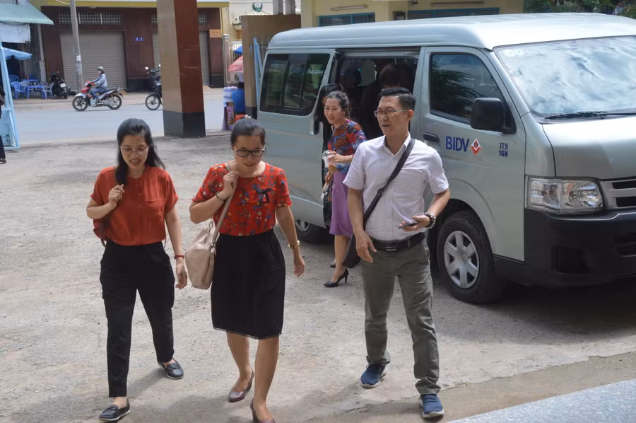 Cán bộ coi thi trường Đại học Luật TP.HCM đến điểm thi làm nhiệm vụ. Cán bộ coi thi trường Đại học Luật TP.HCM đến điểm thi làm nhiệm vụ.