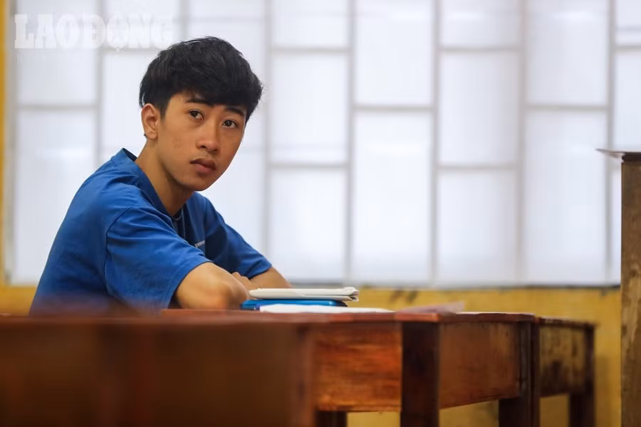 Minh là thí sinh duy nhất của điểm thi này, sáng nay thi tổ hợp các môn Khoa học tự nhiên.