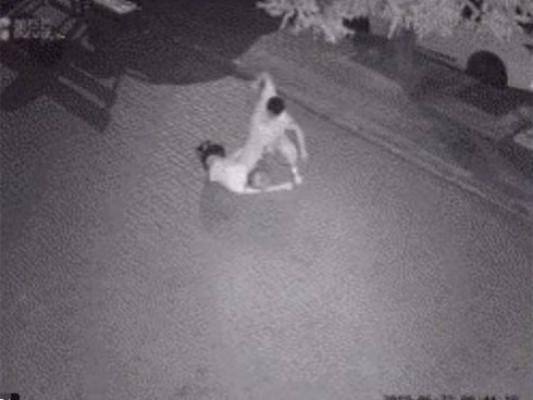 Clip: Cô gái đi chơi về khuya bỗng bị người đàn ông lạ mặt lao ra đấm đá liên tục vào đầu khiến MXH bức xúc-1