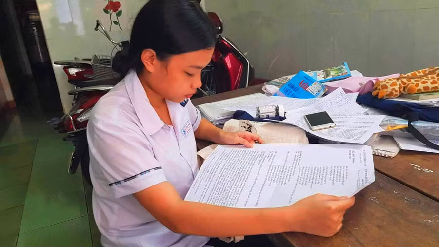 Thí sinh Huỳnh Ngân Giang với đề thi được in trên khổ giấy A3