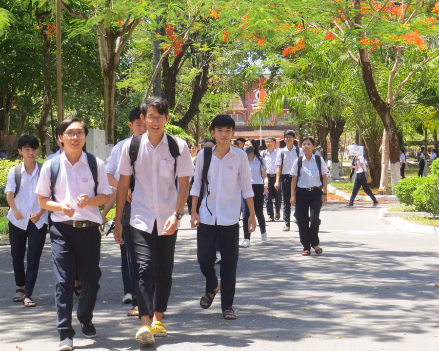 Thí sinh tại điểm thi trường THPT Hai Bà Trưng TP. Huế ra về trong tiết trời nắng nóng.