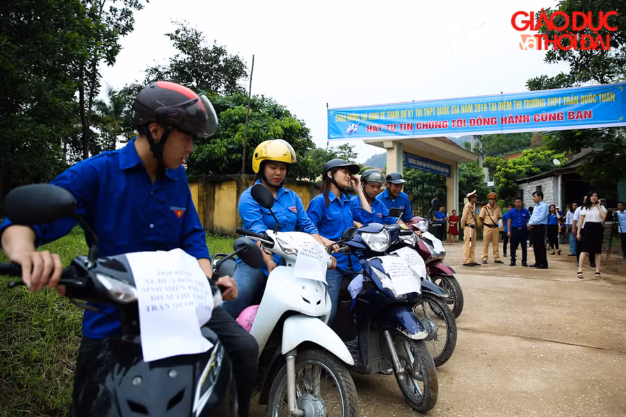 Dàn “siêu xe ôm” tại điểm thi Trường THPT Trần Quốc Tuấn (Đồng Hỷ, Thái Nguyên)