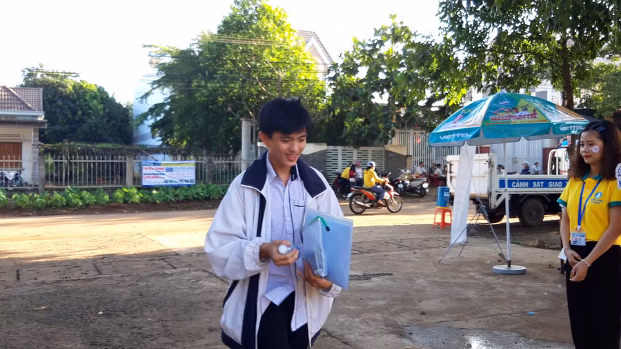 Sáng nay, 329.169 thí sinh bước vào bài thi tổ hợp Khoa học tự nhiên ảnh 8 Sáng nay, 329.169 thí sinh bước vào bài thi tổ hợp Khoa học tự nhiên ảnh 8