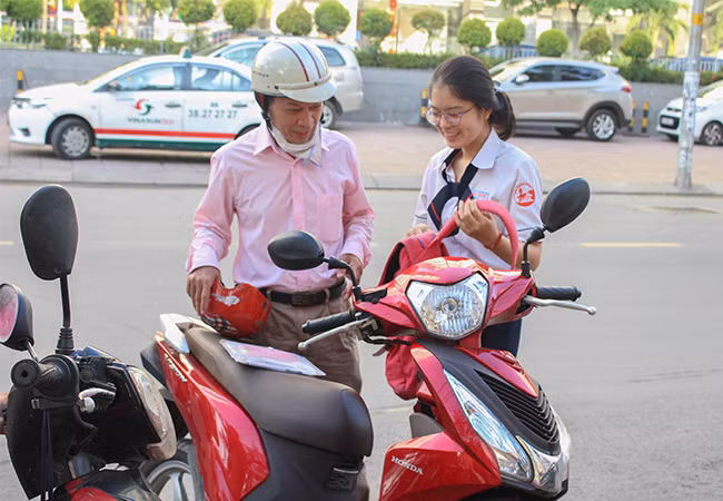 Xúc động trước cổng trường thi: “Hôn bố một cái nhé, con yêu bố!“ ảnh 3 Xúc động trước cổng trường thi: “Hôn bố một cái nhé, con yêu bố!“ ảnh 3