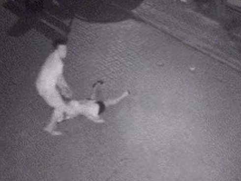 Clip: Cô gái đi chơi về khuya bỗng bị người đàn ông lạ mặt lao ra đấm đá liên tục vào đầu khiến MXH bức xúc-3