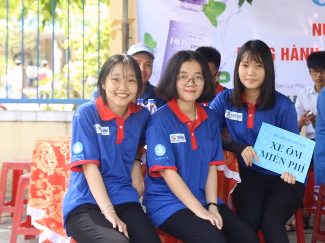 Những chuyến xe ôm miễn phí tại điểm trường THPT Nguyễn Thượng Hiền, nhiều bạn nữ cho biết, sẵn sàng làm tài xế chở thí sinh.