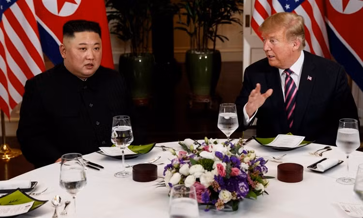 Chủ tịch Triều Tiên Kim Jong-un (trái) và Tổng thống Mỹ Donald Trump trong bữa tối hôm 27/2 ở khách sạn Metropole, Hà Nội. Ảnh: AP.