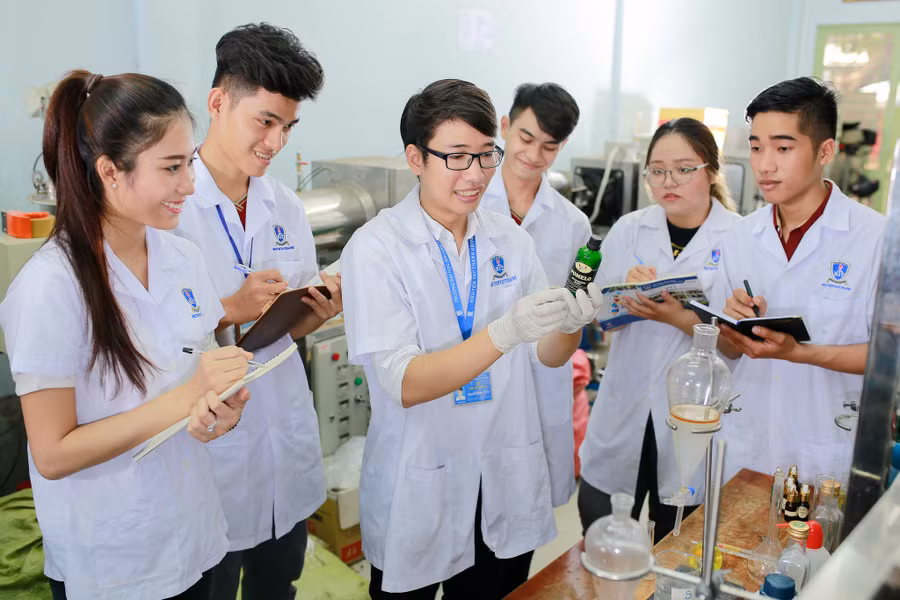 Sinh viên Trường ĐH Nguyễn Tất Thành trong một giờ thực hành Sinh viên Trường ĐH Nguyễn Tất Thành trong một giờ thực hành