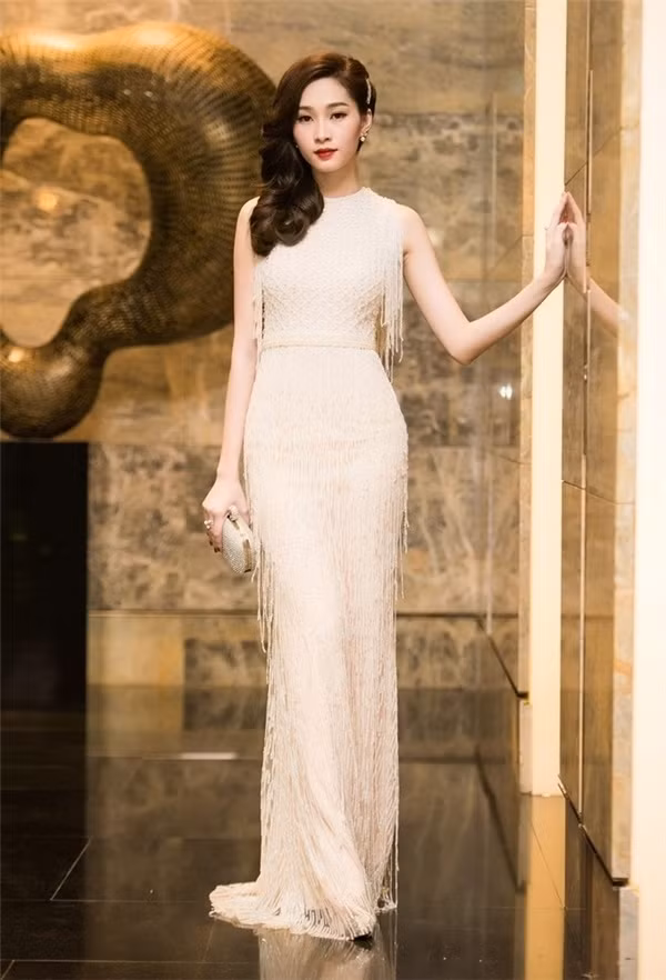 Ngoài Kỳ Duyên, đây chính là nàng Hậu mê đắm trang phục với sắc đen trắng tối giản nhất Vbiz