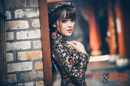 Việc thể hiện hình ảnh nữ tính, truyền thống qua tà áo dài đón xuân Đinh Dậu 2017 của cô nàng này lập tức nhận được sự quan tâm của nhiều người.