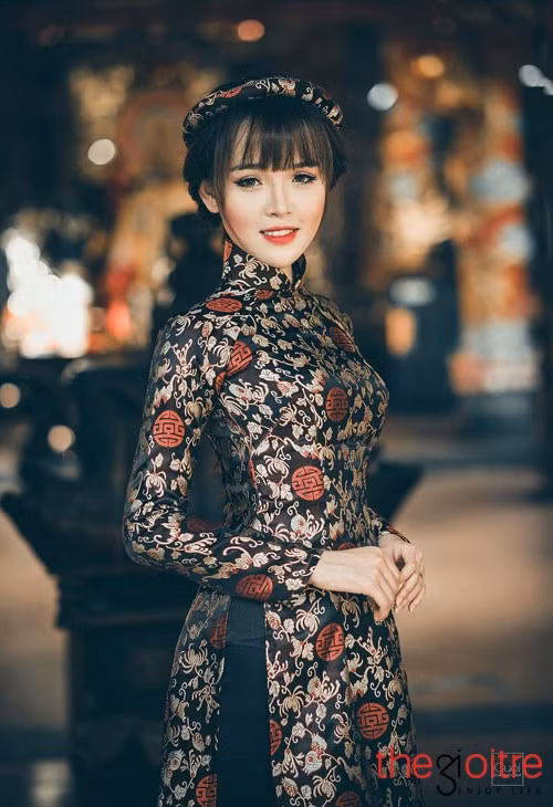 Dưới ống kính của chàng nhiếp ảnh Quân Phạm sự duyên dáng của thiếu nữ Việt trong trang phục truyền thống, hòa lẫn vào nét kiến trúc cổ xưa cùng không gian văn hóa Việt càng làm cho bộ hình ấm lên không khí mùa xuân.