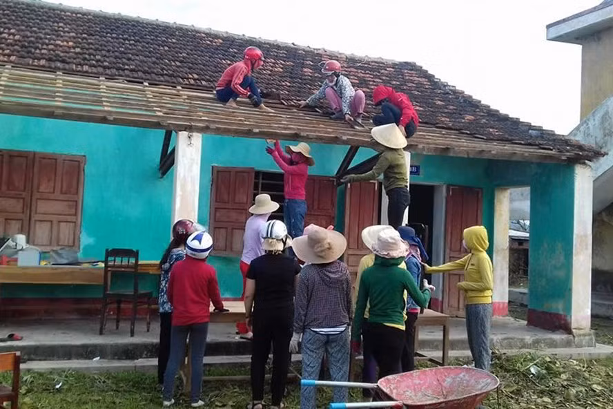 Cảm động cô giáo leo mái nhà, lợp ngói trường học sau bão số 10