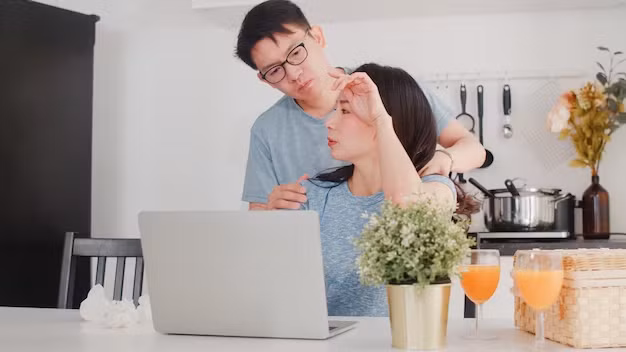 Hãy thể hiện rằng bạn quan tâm cô ấy bằng cách an ủi và hỏi xem bạn có thể làm gì để giúp đỡ. (Ảnh: ITN).