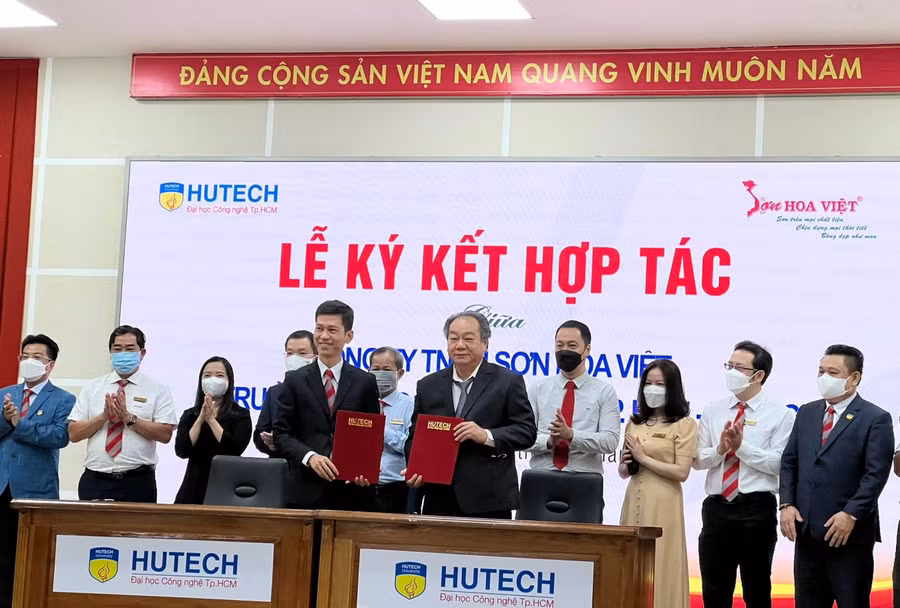 Đại diện Ban giám hiệu HUTECH ký kết hợp tác với Công ty Sơn Hoa Việt