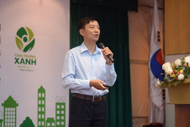 Ông Nguyễn Hồng Long - Giám đốc trung tâm Nghiên cứu, Tư vấn Sáng tạo và Phát triển Bền vững phát biểu tại buổi tọa đàm. Ông Nguyễn Hồng Long - Giám đốc trung tâm Nghiên cứu, Tư vấn Sáng tạo và Phát triển Bền vững phát biểu tại buổi tọa đàm.