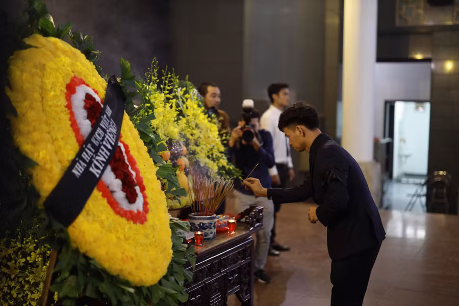 Lễ tang NSND Anh Tú: Người ra đi để lại nỗi tiếc thương - Ảnh 7. Lễ tang NSND Anh Tú: Người ra đi để lại nỗi tiếc thương - Ảnh 7.
