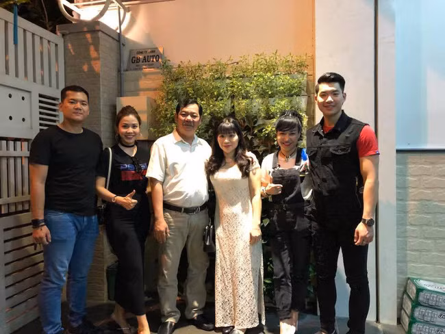 Con trai lấy vợ đại gia hơn 15 tuổi, bố Trương Nam Thành bất ngờ nhắn nhủ nàng dâu câu này - Ảnh 3. Con trai lấy vợ đại gia hơn 15 tuổi, bố Trương Nam Thành bất ngờ nhắn nhủ nàng dâu câu này - Ảnh 3.