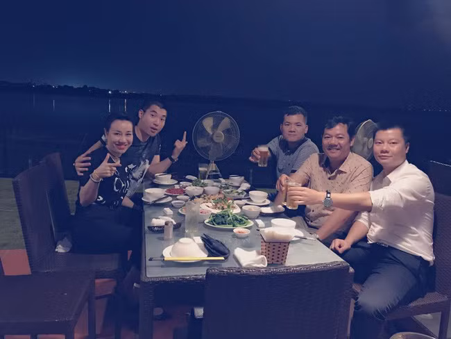 Con trai lấy vợ đại gia hơn 15 tuổi, bố Trương Nam Thành bất ngờ nhắn nhủ nàng dâu câu này - Ảnh 4. Con trai lấy vợ đại gia hơn 15 tuổi, bố Trương Nam Thành bất ngờ nhắn nhủ nàng dâu câu này - Ảnh 4.