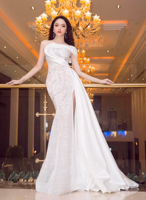 Hoa hậu Hương Giang là một trong những mỹ nhân được đánh giá cao về phong cách và thần thái mỗi khi tham gia thảm đỏ. Những bộ cánh tôn đường cong hoàn hảo và hợp xu hướng luôn được cô lựa chọn để sử dụng. Một trong những bộ cánh nổi bật của Hương Giang trong năm qua là mẫu váy xẻ cao ánh kim đi kèm phần tạo khối uyển chuyển dọc thân váy của nhà thiết kế Nguyễn Minh Tuấn.