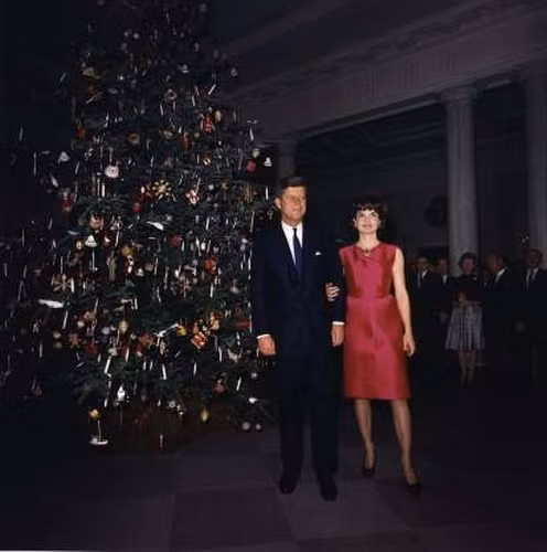 Đệ nhất phu nhân Jacqueline Kennedy là người đầu tiên trang trí Giáng sinh ở Nhà Trắng theo chủ đề, Năm 1962, Cây thông của Nhà Trắng được trang trí với những món đồ mà trẻ em yêu thích như bánh kẹo, đặc biệt là những chiếc bánh gừng. Đệ nhất phu nhân Jacqueline Kennedy là người đầu tiên trang trí Giáng sinh ở Nhà Trắng theo chủ đề, Năm 1962, Cây thông của Nhà Trắng được trang trí với những món đồ mà trẻ em yêu thích như bánh kẹo, đặc biệt là những chiếc bánh gừng.