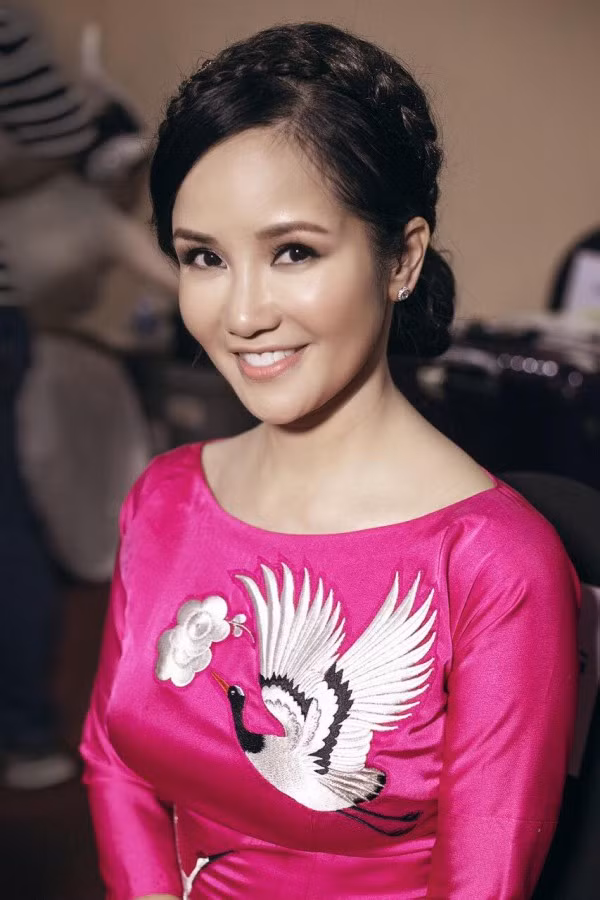 Dụi mắt mấy lần mới nhận ra diva Hồng Nhung, chuyện gì đã xảy ra với nhan sắc cô Bống?