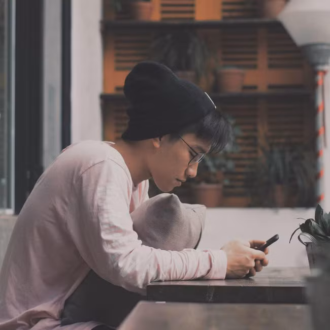 Bất ngờ trước ngoại hình đẹp hoàn hảo lại đàn hay hát giỏi của quý tử 19 tuổi nhà gia đình ca sĩ Mỹ Linh-4