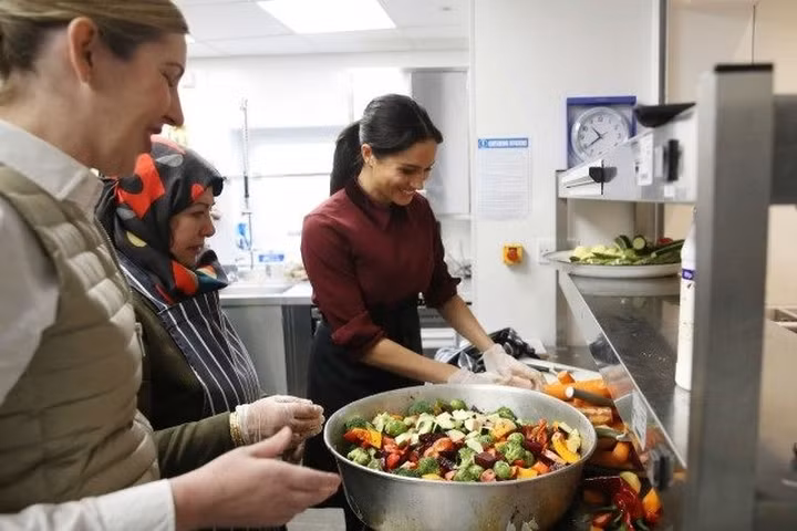 Công nương xứ Sussex Meghan Markle có dự án riêng đầu tiên với tư cách là 1 thành viên Hoàng gia Anh khi phối hợp với hội phụ nữ của Bếp Cộng đồng Hubb. Công nương xứ Sussex Meghan Markle có dự án riêng đầu tiên với tư cách là 1 thành viên Hoàng gia Anh khi phối hợp với hội phụ nữ của Bếp Cộng đồng Hubb.