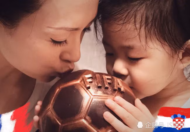 Con gái 3 tuổi của Chương Tử Di được khen là tiểu mỹ nhân có đôi chân thon dài - Ảnh 4.