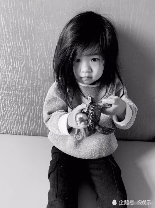 Con gái 3 tuổi của Chương Tử Di được khen là tiểu mỹ nhân có đôi chân thon dài - Ảnh 5.