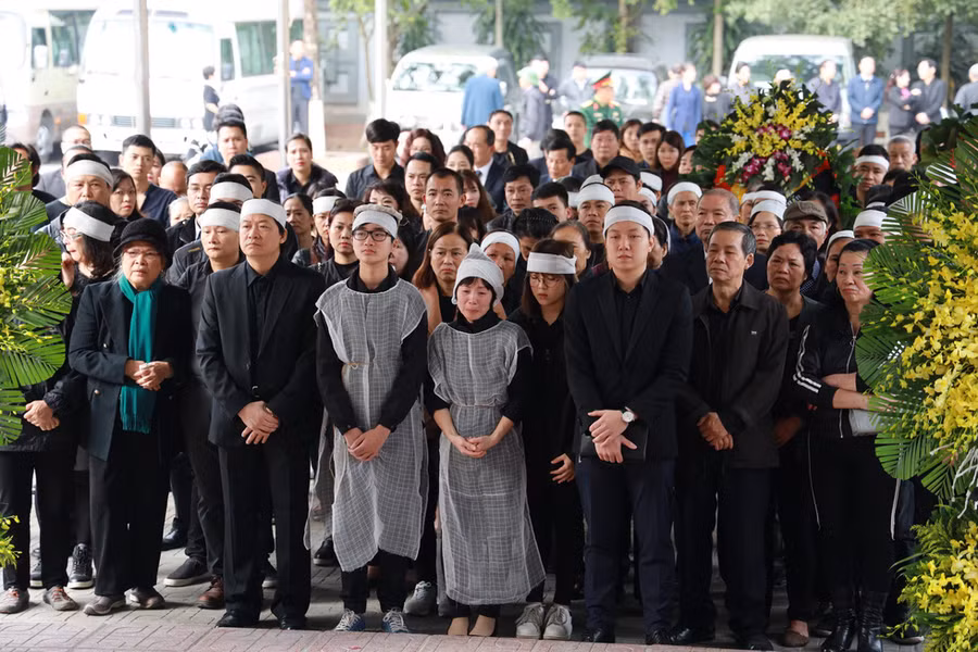 Lễ tang NSND Anh Tú: Người ra đi để lại nỗi tiếc thương - Ảnh 4. Lễ tang NSND Anh Tú: Người ra đi để lại nỗi tiếc thương - Ảnh 4.