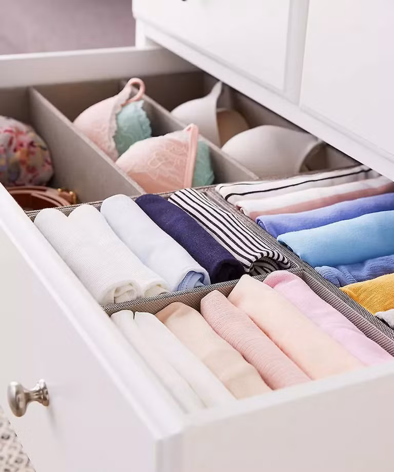 Để duy trì một hệ thống có trật tự, cất những vật dụng hàng ngày như tất, áo ngực và quần lót ở phía trước. (Ảnh: ITN). Để duy trì một hệ thống có trật tự, cất những vật dụng hàng ngày như tất, áo ngực và quần lót ở phía trước. (Ảnh: ITN).