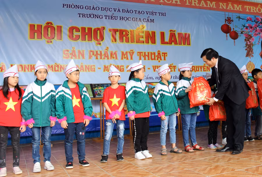 Ông Nguyễn Minh Tường, Giám đốc Sở GD&ĐT Phú Thọ trao quà Tết cho học sinh nghèo vượt khó của trường.