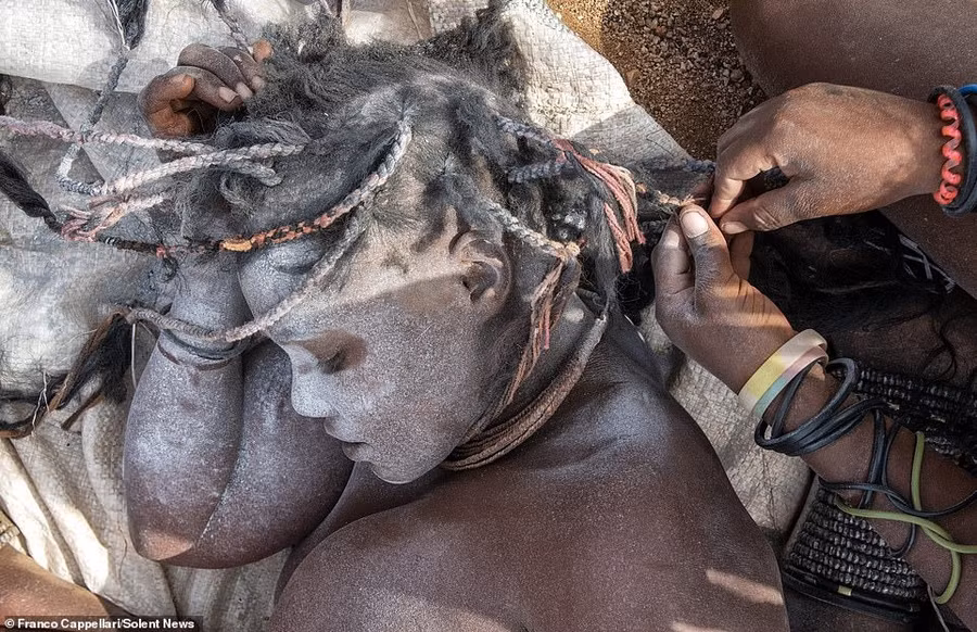 Phụ nữ Himba vô cùng coi trọng việc chăm sóc vẻ bề ngoài, mỗi ngày họ dành ra vài tiếng đồng hồ để chăm sóc tóc và da.