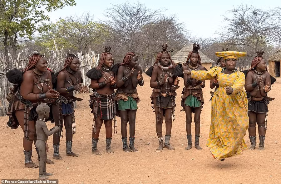 Người Himba sống theo chế độ đa thê, con gái thường kết hôn từ rất sớm.