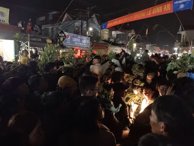 Tất cả tạo nên một mớ hỗn độn ở chợ Viềng