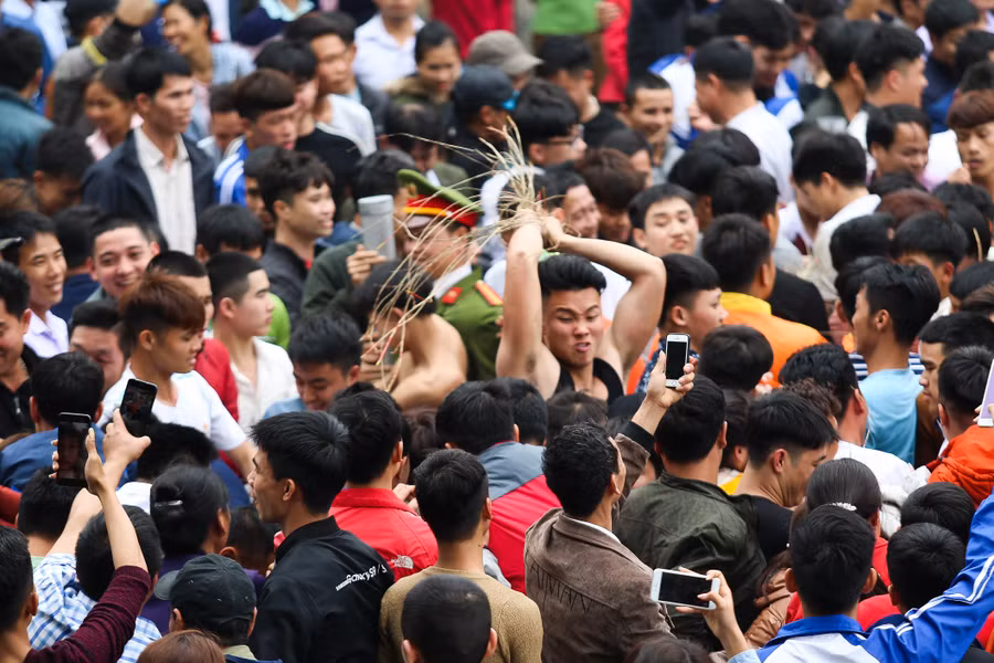 Tương truyền ai cướp được chiếu, nhất là chiếc chiếu có bó mạ xanh trên đầu thì chắc chắn năm đó vợ chồng sẽ sinh con trai.