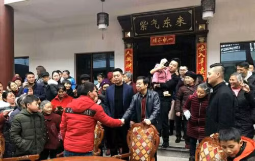 Tỷ phú mang máy bay về làng chở các bô lão du Xuân ảnh 6 Liu Ying, một người dân làng đã nhận được một phong bì màu trị giá 60.000 tệ, cho biết: Ông ấy giàu có và không quên cội nguồn của mình. Người như vậy bây giờ quá hiếm.