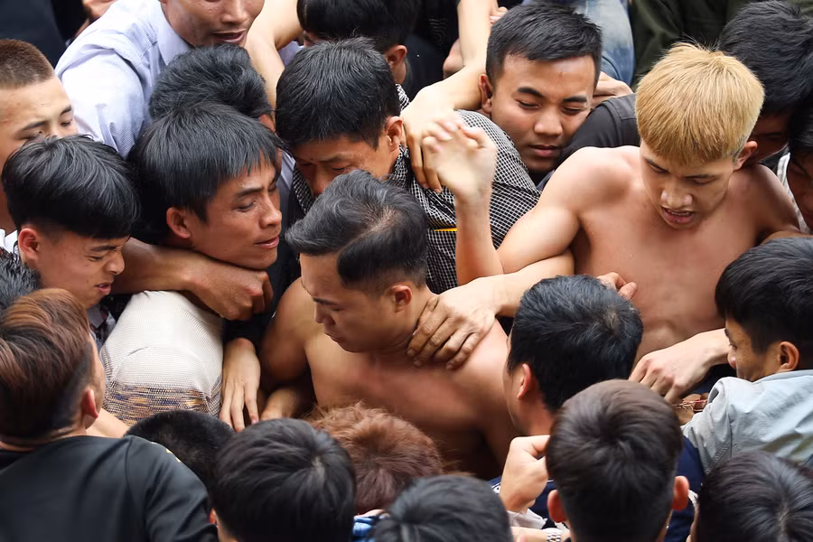 Theo 1 cụ trong làng cho biết, nhiều gia đình mong muốn có con trai nên đã nhờ nhiều họ hang đến để giành chiếu về cho nhà, nhiều người còn thuê người đến để giành chiếu