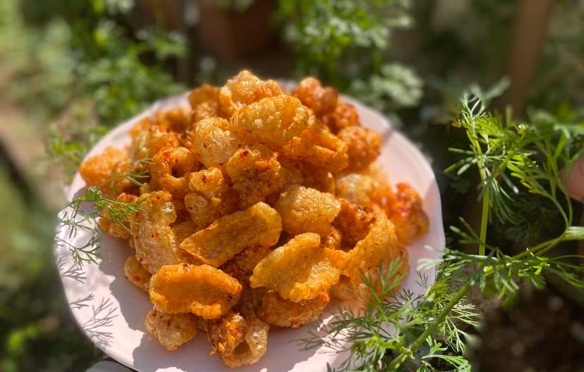 Mẹ đảm bày cách làm da heo chiên phồng sốt Thái chua cay, giòn rụm