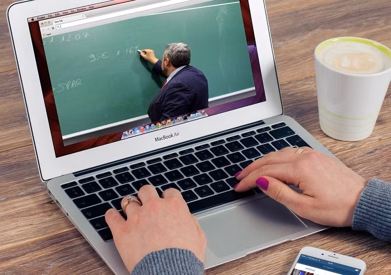 Kết hợp giữa học trực tuyến và trực tiếp là cách làm giúp việc GD không bị gián đoạn.