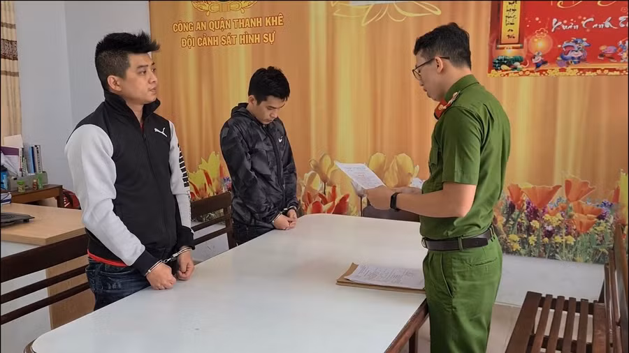 Công an quyết định khởi tố vụ án, bắt tạm giam đọc lệnh bắt tạm giam Trần Văn Lộc và Hồ Duy Phong về hành vi gây rối trật tự công cộng