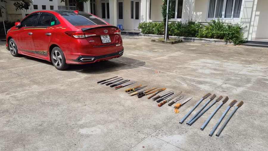Số mã tấu và dao phóng lợn cùng chiếc xe ô tô mà các đối tượng sử dụng đi “thanh toán” với nhau. Ảnh: Công an.
