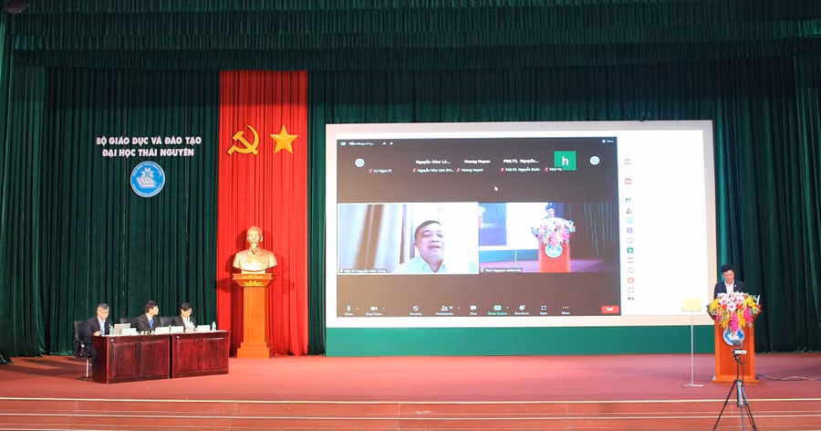 Hội thảo khoa học với chủ đề “ Dạy và học trong bối cảnh Covid-19: Cơ hội và thách thức” bằng hình thức trực tiếp và trực tuyến.