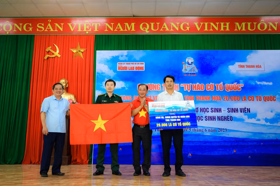 Báo Người lao động trao tặng tới Đảng bộ, chính quyền và nhân dân Thanh Hoá 20.000 lá cờ Tổ quốc. (Ảnh: TM) Báo Người lao động trao tặng tới Đảng bộ, chính quyền và nhân dân Thanh Hoá 20.000 lá cờ Tổ quốc. (Ảnh: TM)
