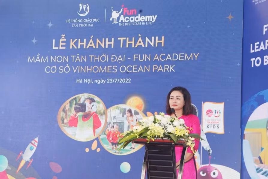 Nhà giáo Phạm Thị Lam - Chủ tịch HĐQT Hệ thống Giáo dục Tân Thời Đại phát biểu khai mạc