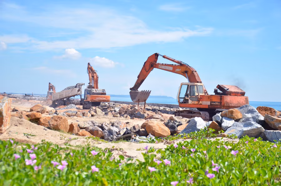 Những ngày cuối tháng 8, trên công trường dự án kè chống sạt lở bờ biển thôn Phổ Trường, đơn vị thi công đang khẩn trương, gấp rút hoàn thiện những hạng mục cuối cùng, dự kiến trong tháng 9 công trình sẽ hoàn thành.